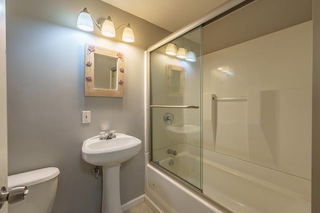 full bath with toilet and bath / shower combo with glass door