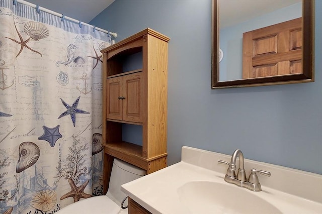 bathroom with a shower with shower curtain, vanity, and toilet