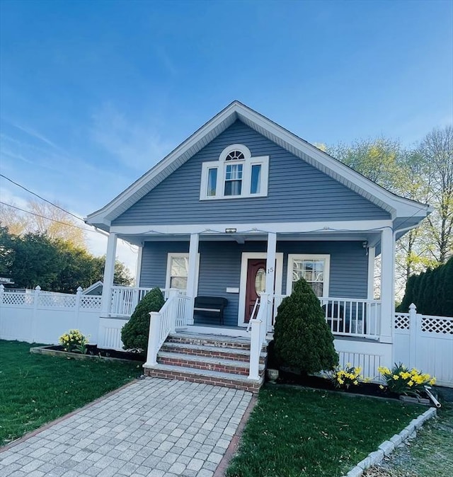 15 Bates Rd, Framingham, MA 01702 - bungalow-style house with a porch, fence, and a front yard