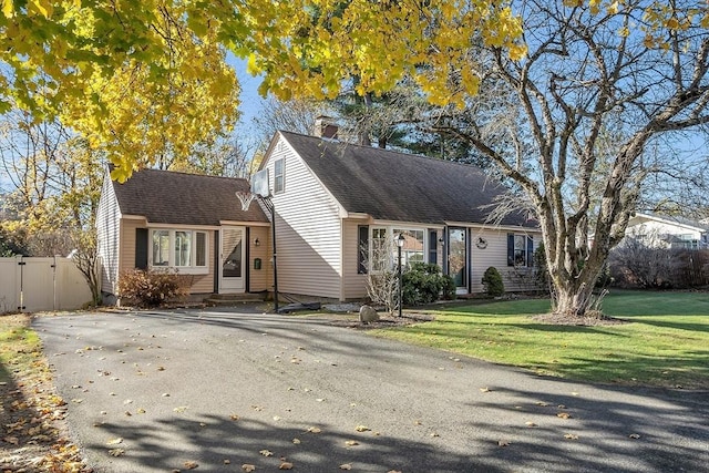 view of front facade featuring a front yard