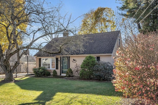 view of front of property featuring a front yard