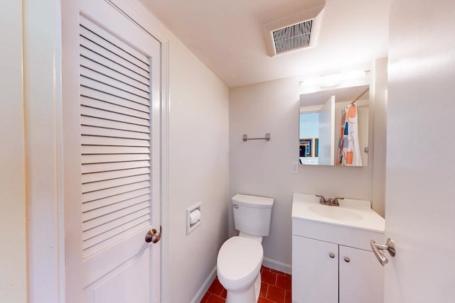 full bath featuring toilet, visible vents, vanity, and baseboards