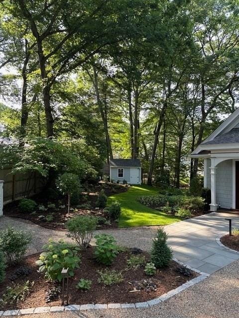 view of yard featuring an outdoor structure