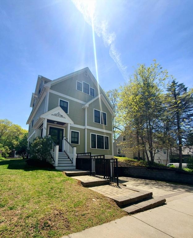 view of front facade featuring a front yard