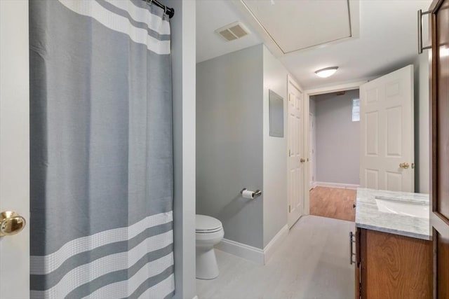full bathroom with toilet, baseboards, vanity, and a shower with curtain