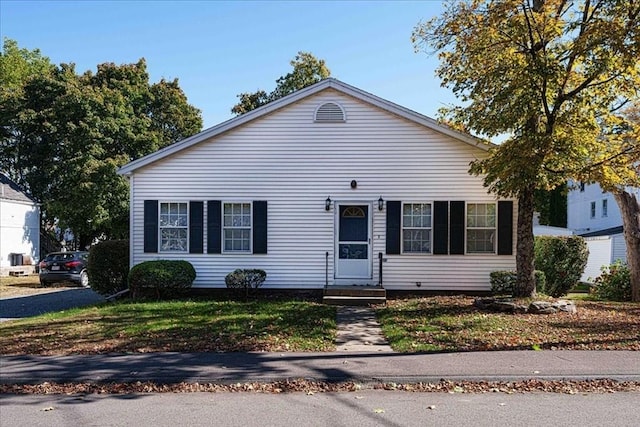 view of front of home featuring entry steps and a front yard