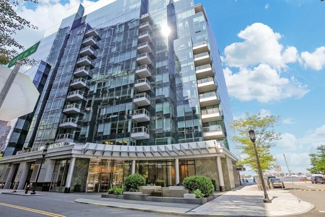 view of apartment building / complex