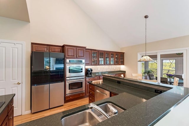 40 Canoe Lndg, Plymouth, MA 02360 - kitchen with appliances with stainless steel finishes, a sink, hanging light fixtures, high vaulted ceiling, and tasteful backsplash