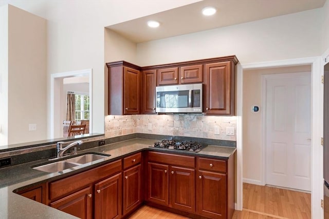 40 Canoe Lndg, Plymouth, MA 02360 - kitchen with appliances with stainless steel finishes, a sink, backsplash, light wood-type flooring, and recessed lighting