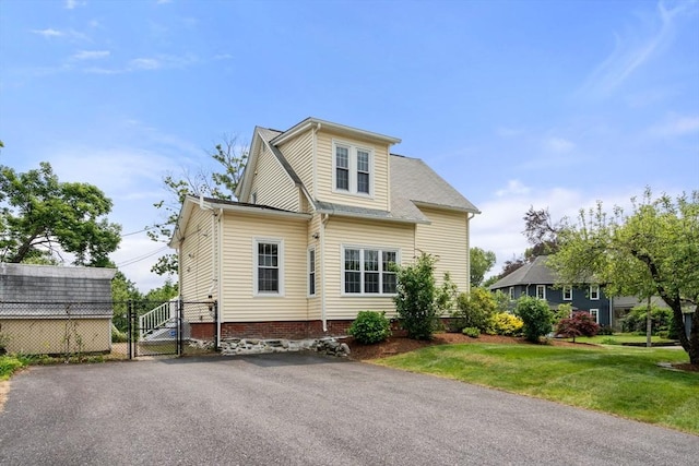 4 Hadwen Rd, Worcester, MA 01602 - view of front facade featuring a gate, a front yard, and driveway