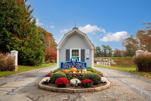 view of community / neighborhood sign