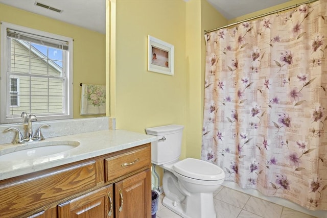 full bath featuring toilet, vanity, and a shower with curtain