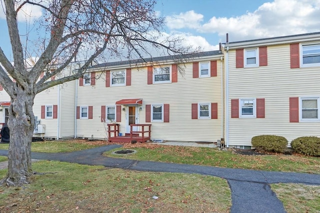 view of front of home with a front yard