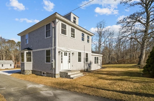 view of front of property featuring a front lawn