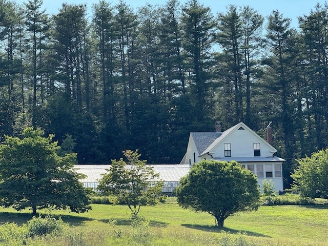 view of side of property featuring a lawn