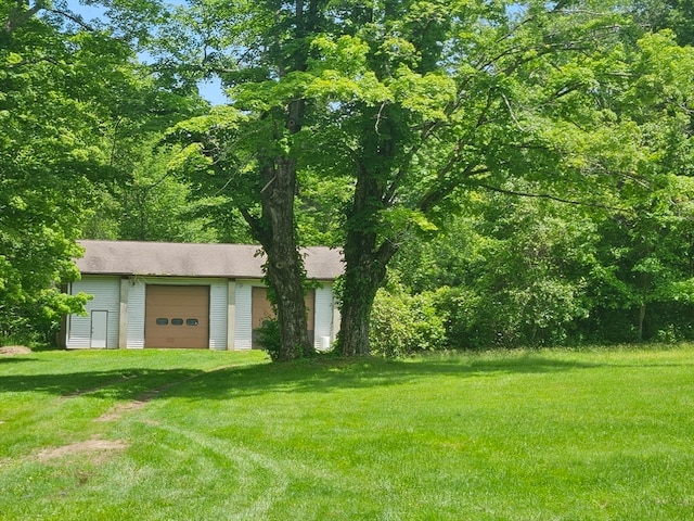 view of yard with an outbuilding and a garage