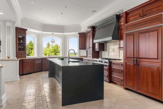 6 Wayside Cir, Framingham, MA 01701 - kitchen featuring inlaid floor details, a sink, custom range hood, decorative backsplash, and a kitchen island with sink