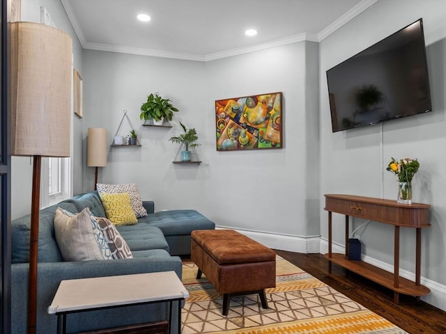 living room featuring crown molding, baseboards, recessed lighting, and wood finished floors
