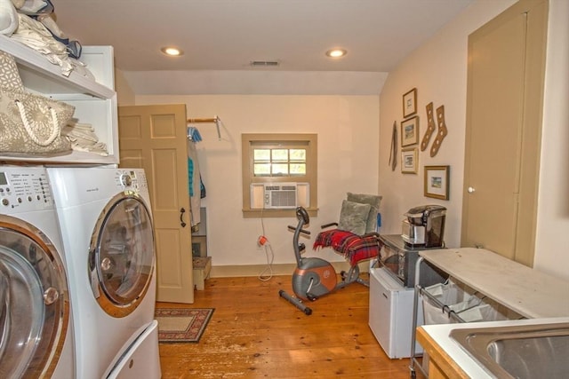 laundry area featuring visible vents, recessed lighting, cooling unit, light wood-style flooring, and independent washer and dryer