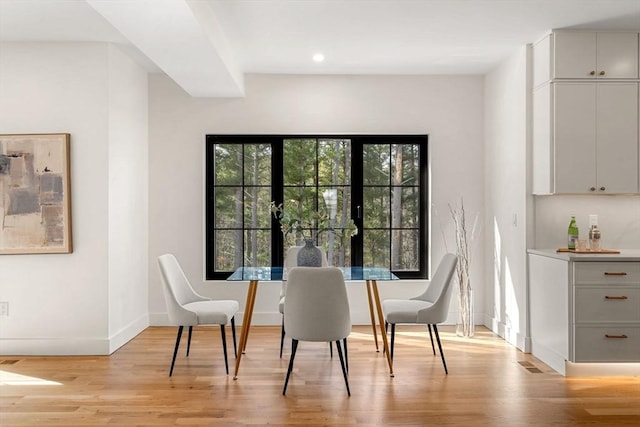 dining room with visible vents, recessed lighting, baseboards, and light wood-style floors