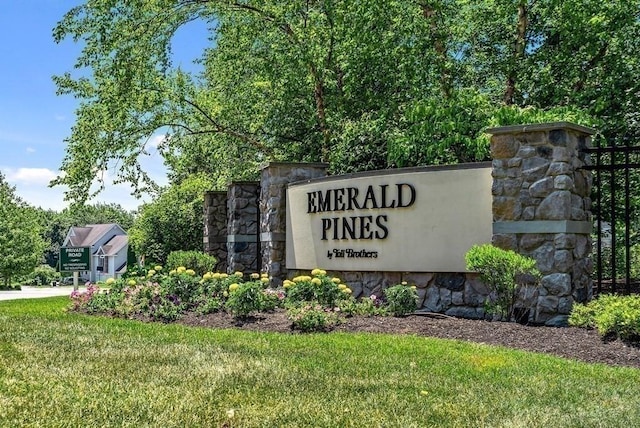 community / neighborhood sign featuring a yard