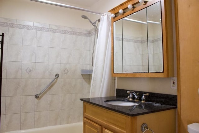 bathroom featuring a shower with curtain, vanity, and toilet