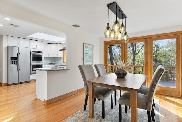 dining area featuring visible vents, light wood-type flooring, baseboards, a chandelier, and recessed lighting