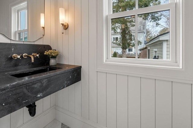 bathroom featuring sink