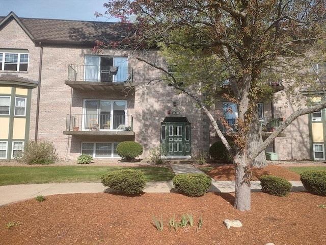 view of front facade with brick siding