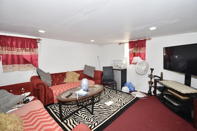 living room with recessed lighting, baseboards, carpet flooring, and crown molding