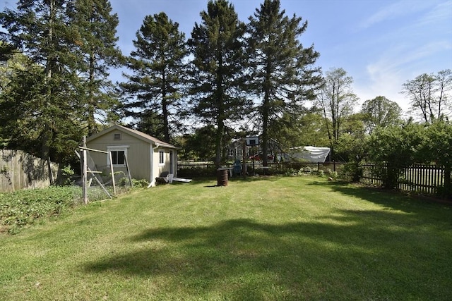 view of yard with an outbuilding