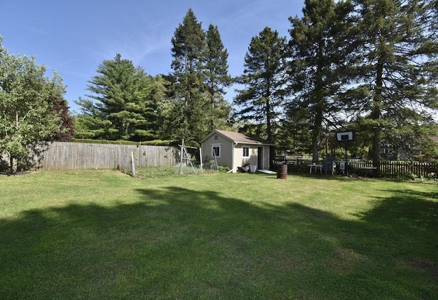 view of yard with an outbuilding