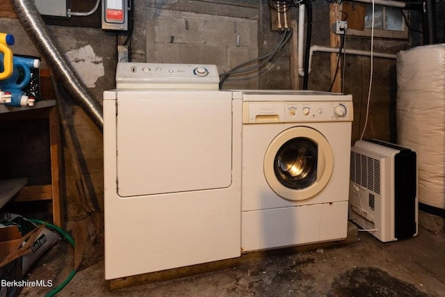 laundry room with independent washer and dryer