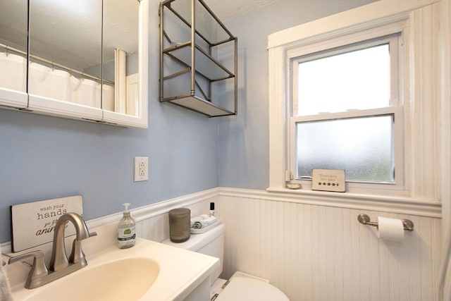 bathroom featuring toilet and sink