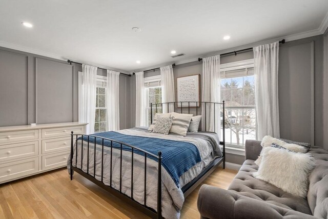 bedroom featuring light wood finished floors, recessed lighting, visible vents, and crown molding