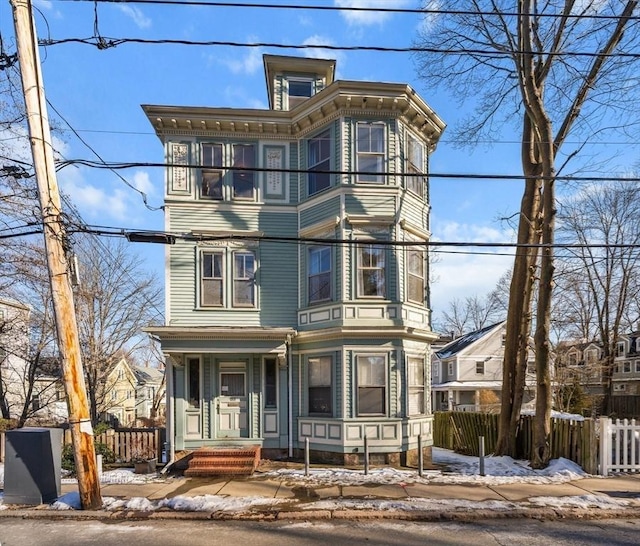 italianate home featuring fence