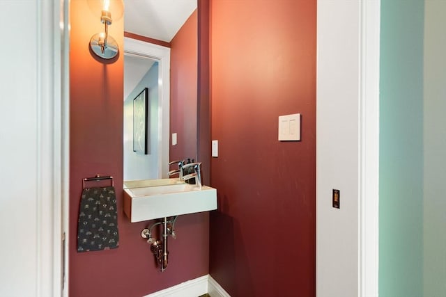 bathroom featuring a sink and baseboards