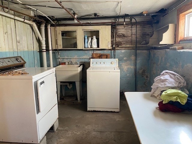 clothes washing area with sink and washer and clothes dryer