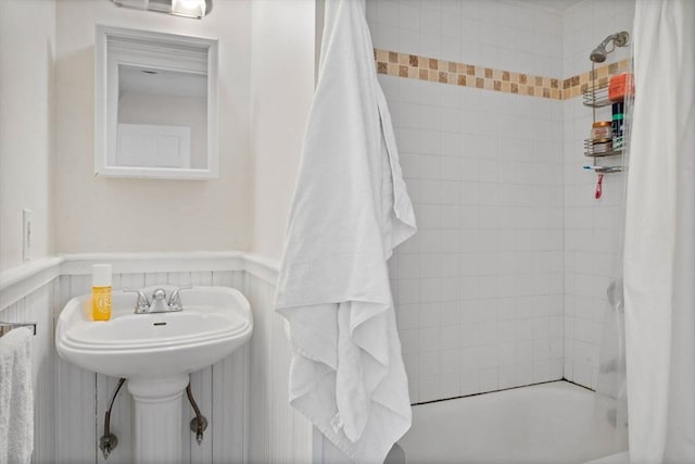 bathroom with shower / bath combo with shower curtain