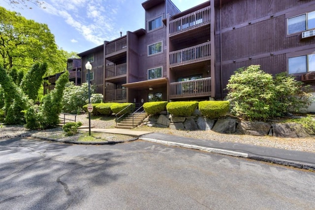 view of apartment building / complex