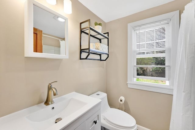 full bath featuring vanity, curtained shower, and toilet