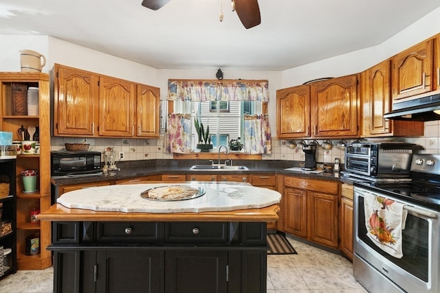 kitchen featuring electric stove, decorative backsplash, sink, and a kitchen island