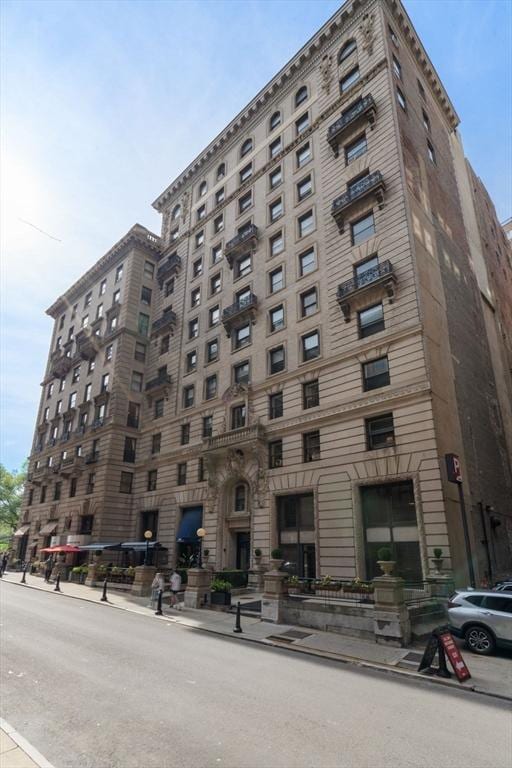 view of apartment building / complex