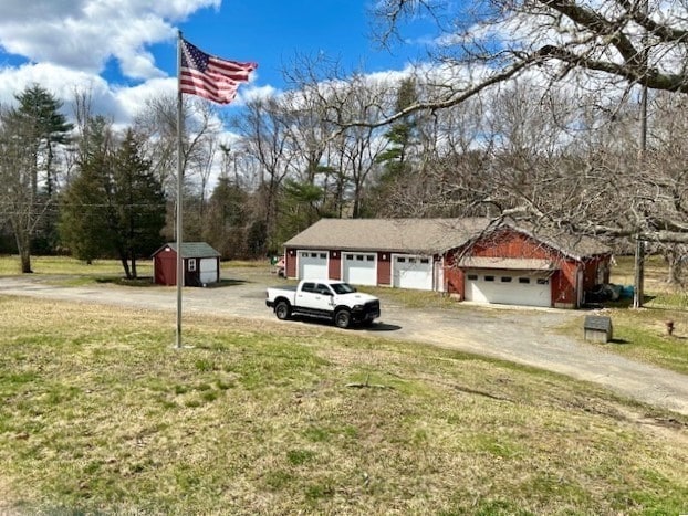 view of front of property featuring a front yard and an outdoor structure