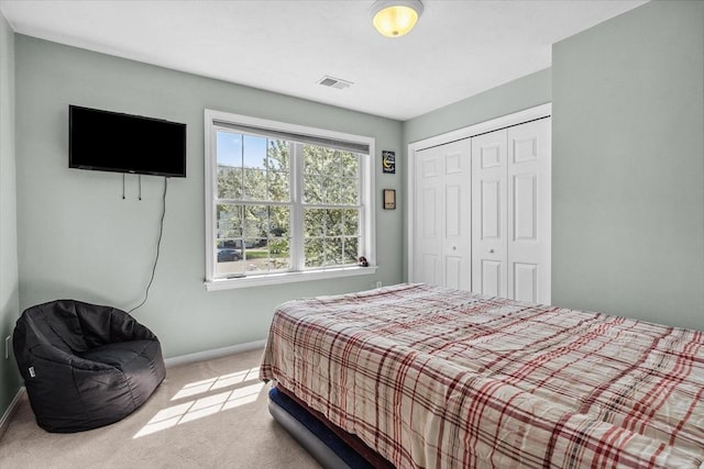 bedroom featuring visible vents, carpet flooring, baseboards, and a closet