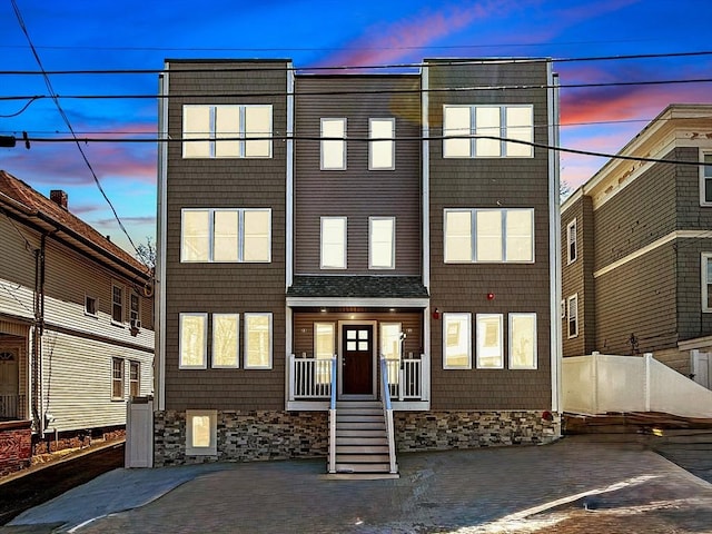townhome / multi-family property featuring fence