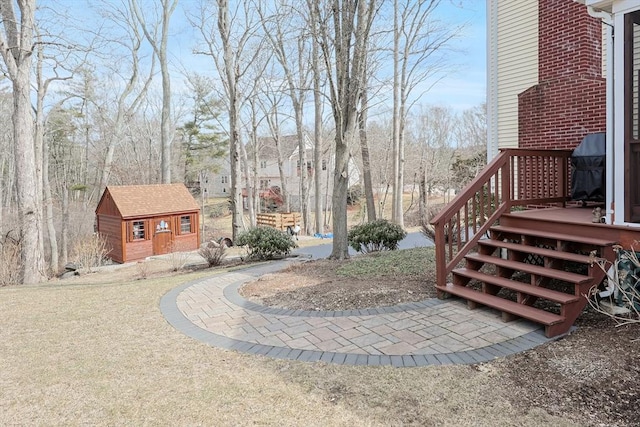 view of yard with an outdoor structure