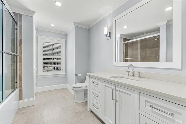 full bath with toilet, vanity, baseboards, a tile shower, and crown molding