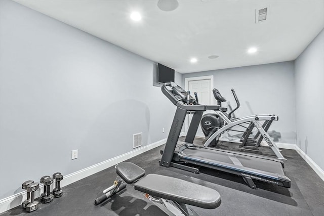 workout area featuring recessed lighting, visible vents, and baseboards