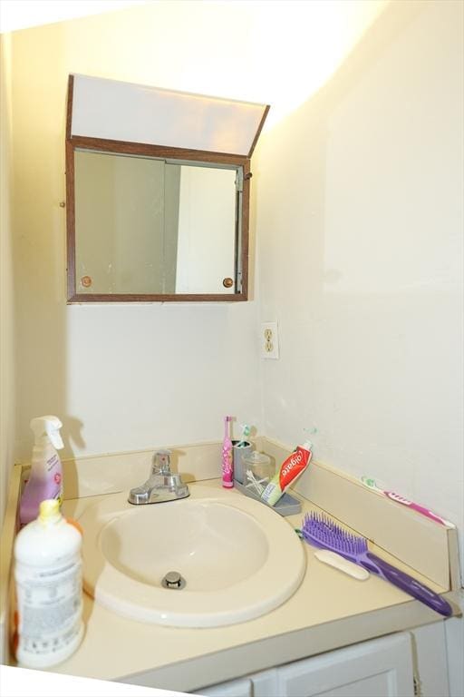 25 Sutherland St, Lowell, MA 01850 - bathroom featuring vanity